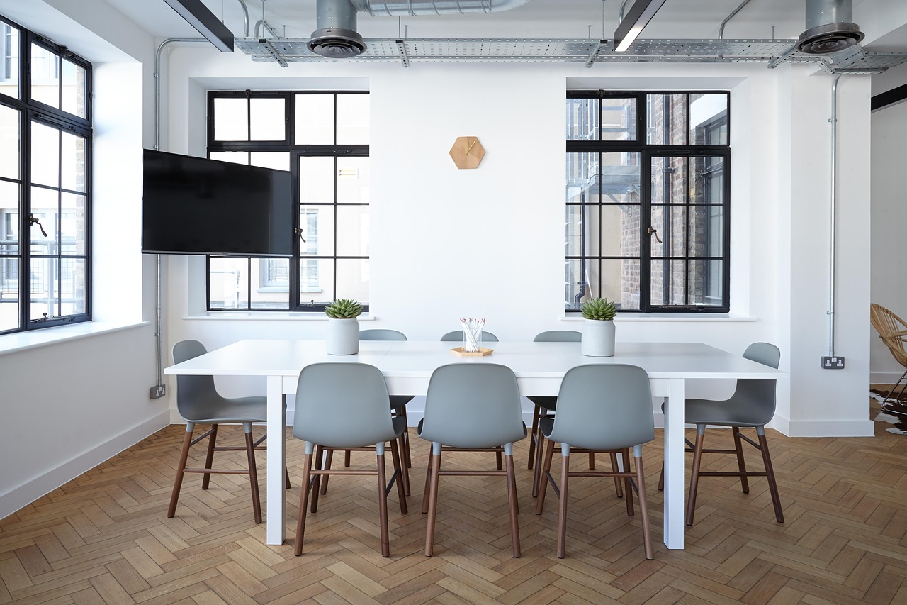 Multifunctioneel boekenkast en bureau in stadsappartement.