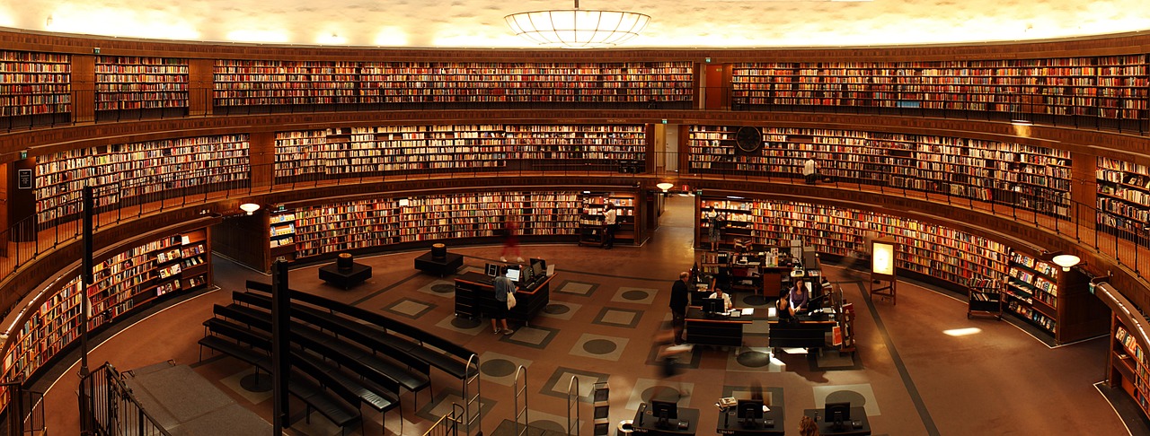 Houten boekenplank vol populaire literatuurklassiekers.