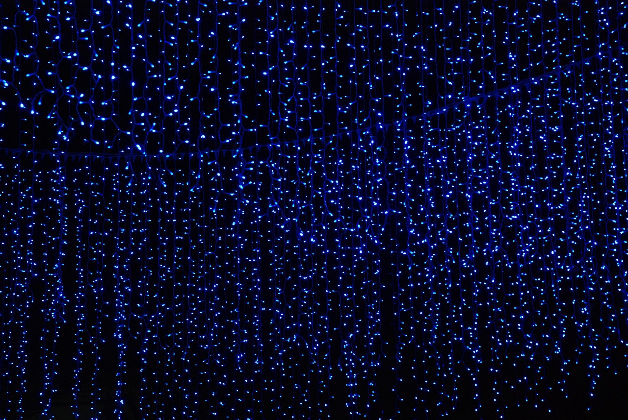 Man in bed met kunstlichtkoplampen Man in bed met kunstlichtkoplampen