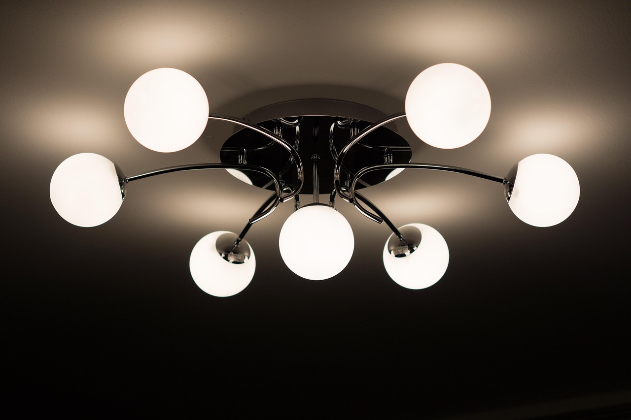 Minimalistische hanglamp verlicht stijlvolle woonruimte. Minimalistische hanglamp verlicht stijlvolle woonruimte.