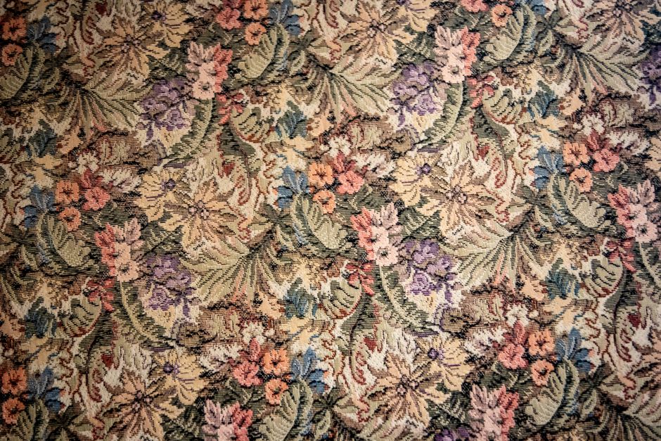 Retro bloemenstof kussen op moderne bank