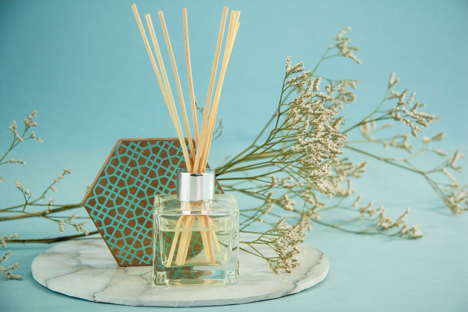 Rustieke slaapkamer met lavendel diffuser actief.