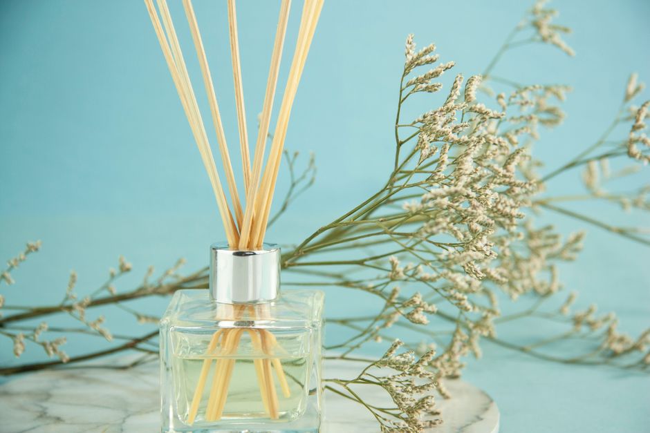 Moderne diffuser verspreidt zomerse bloemenaroma's.
