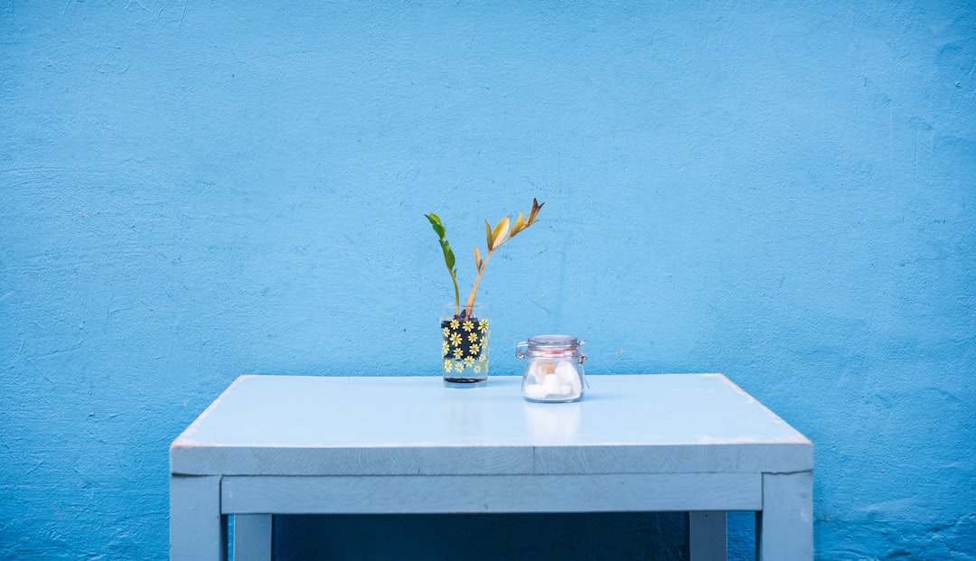 Slaapkamer met cornflower blauw beddengoed. Slaapkamer met cornflower blauw beddengoed.