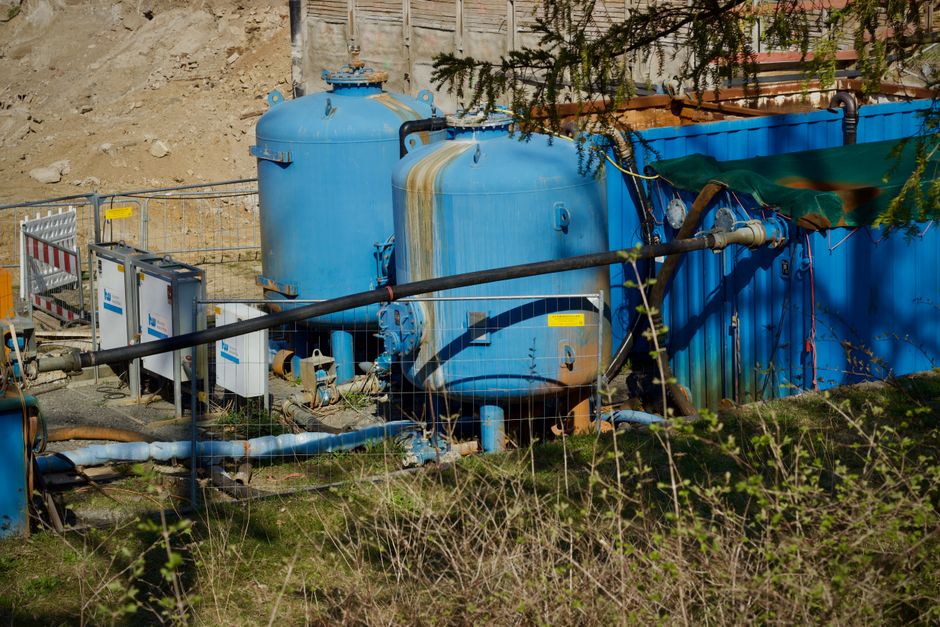 Zonnepaneel met geïntegreerd regenwateropvangsysteem.