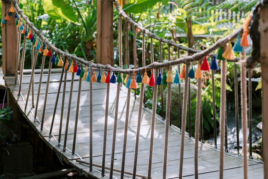 Tuinposter met bohemian patroon en houten meubels. Tuinposter met bohemian patroon en houten meubels.
