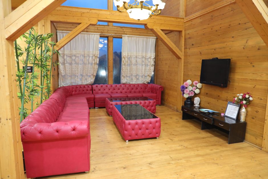 Moderne woonkamer met bamboe vloeraccenten.