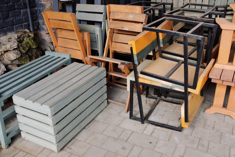Tafel van gerecycled hout met planten decor.