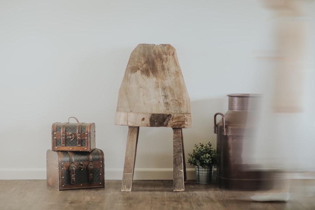 Gerecyclede houten stoel in moderne woonkamer.