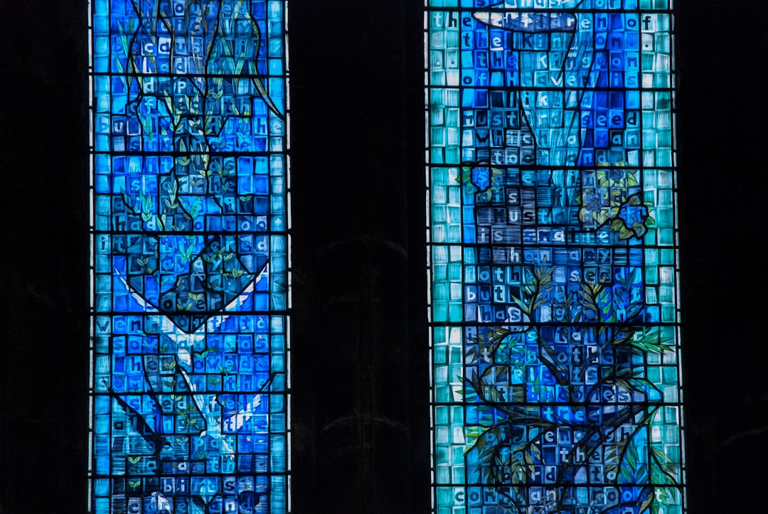 Modern glas in lood raam met geometrische patronen.
