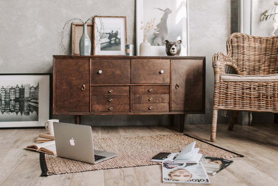 Licht houten bureau met natuurlijke accenten.