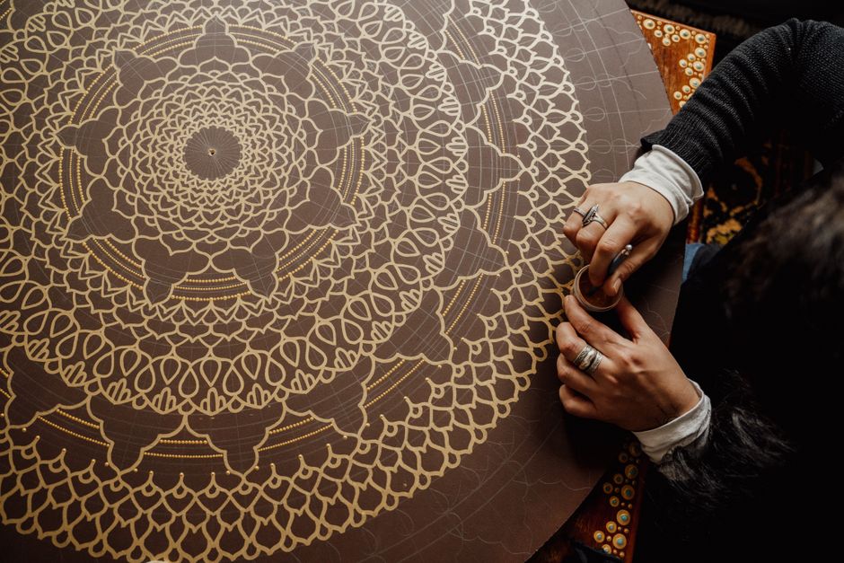 Kleurrijke mandala's in een serene huiskamer.