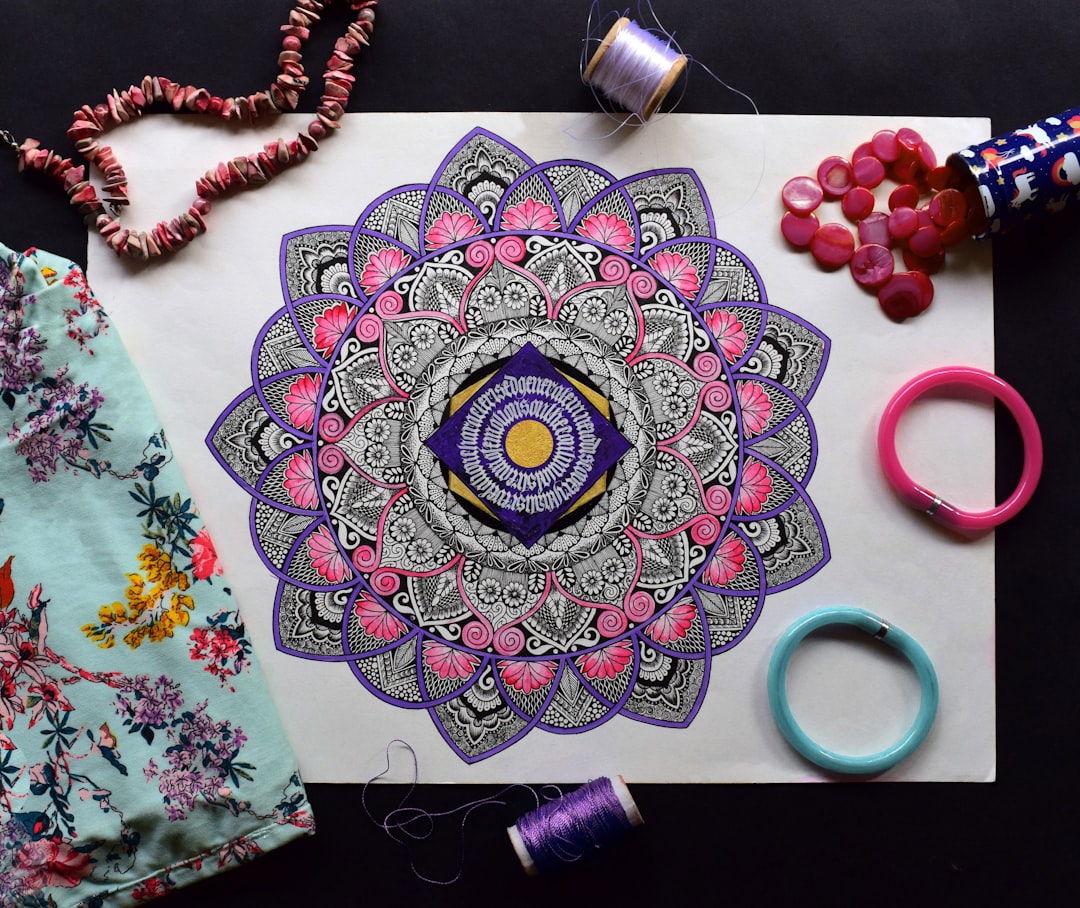 Heldere mandala motieven op een wandtapijt.