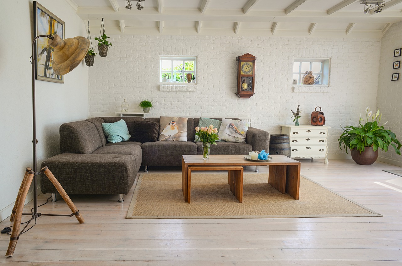 Gezellige zithoek in een boho-chique slaapkamer.