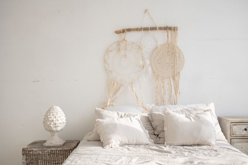 Decoratieve planten in een stijlvolle boho-chique setting.