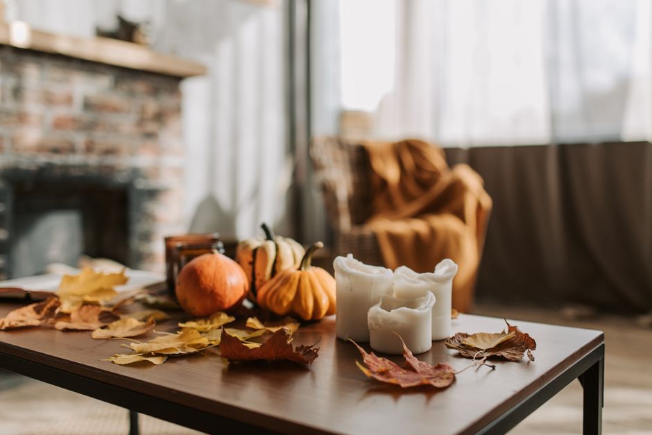 Knusse woonkamer ingericht voor herfstseizoen. Knusse woonkamer ingericht voor herfstseizoen.