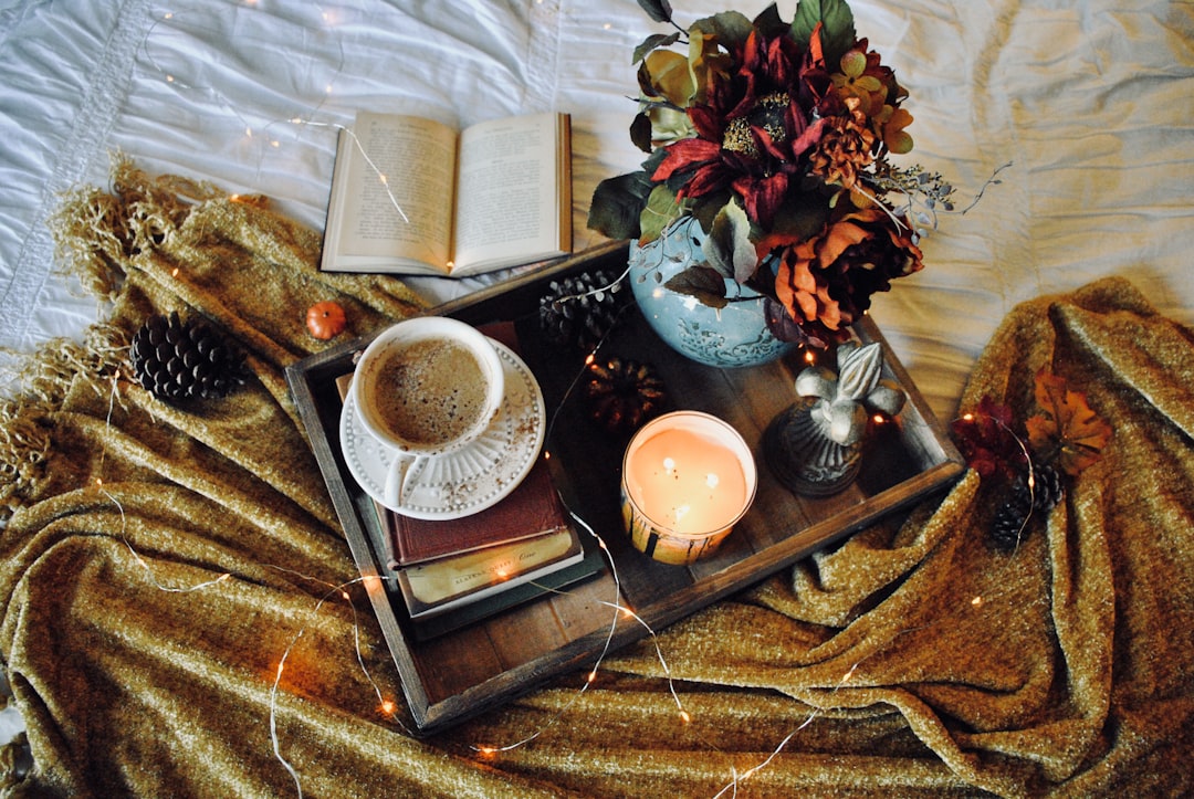 Gezellige herfstinterieur met warme texturen. Gezellige herfstinterieur met warme texturen.