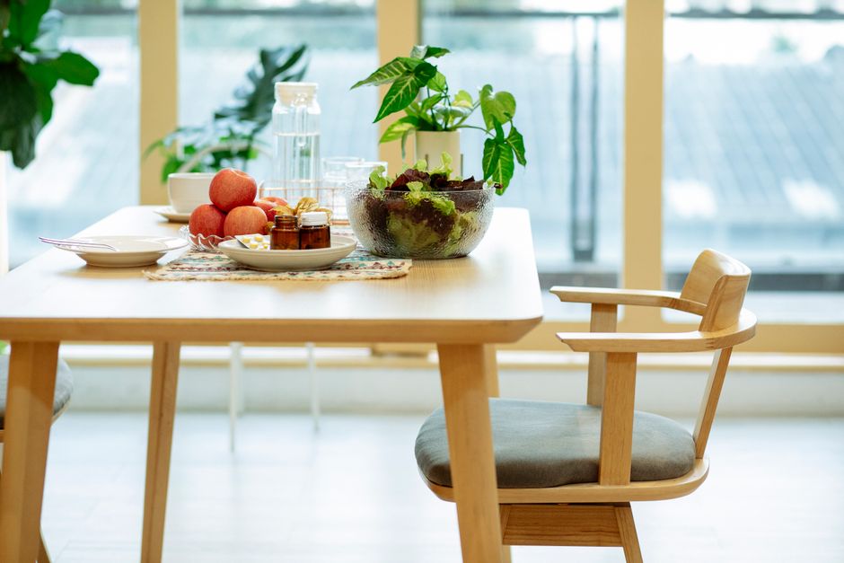 Natuurlijke eettafel met rustieke uitstraling. Natuurlijke eettafel met rustieke uitstraling.