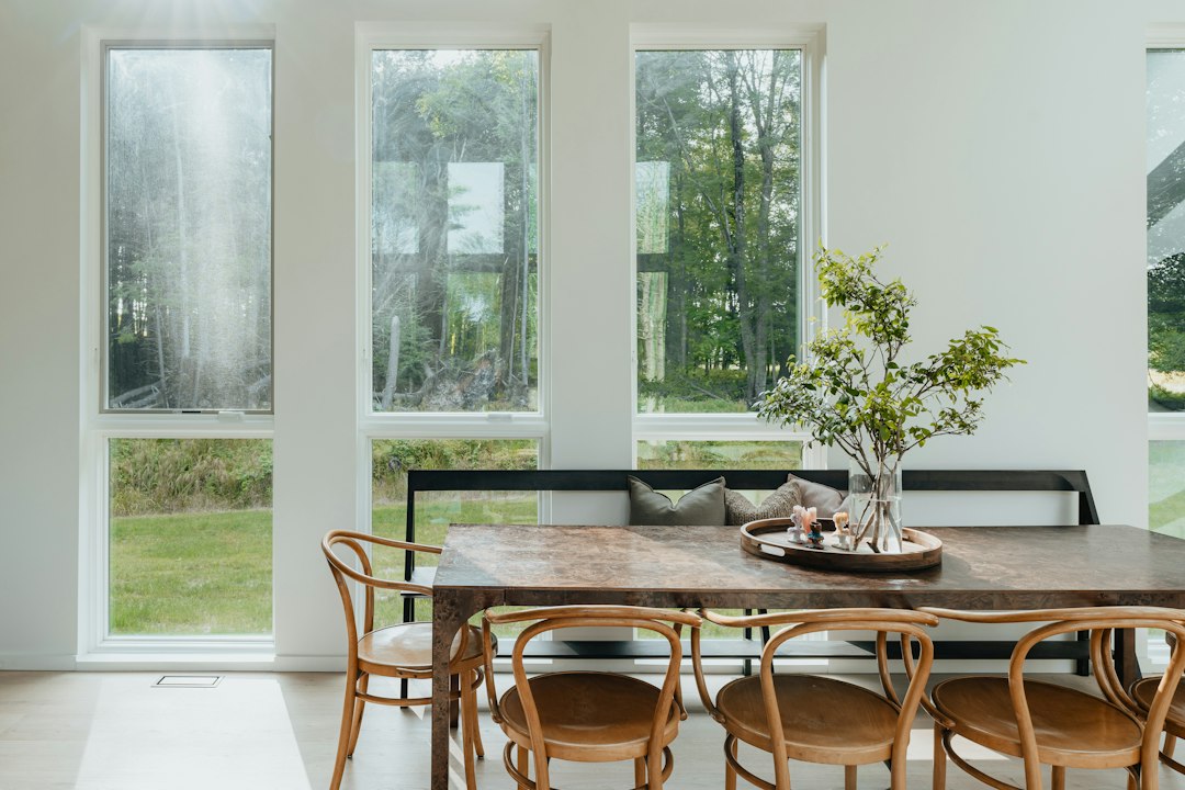 Eetkamertafel met houten blad en planten. Eetkamertafel met houten blad en planten.