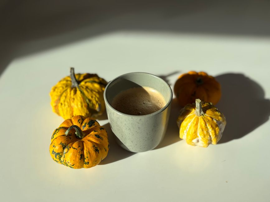 Glazen pompoenvazen gevuld met herfstbloemen. Glazen pompoenvazen gevuld met herfstbloemen.