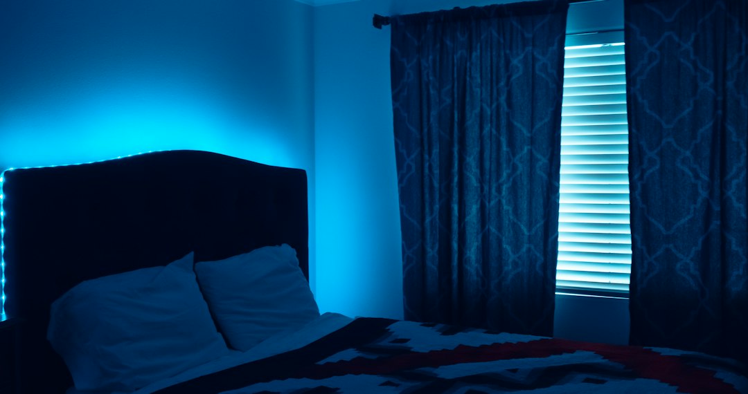 Een slaapkamer met hemelblauw geschilderde muren.